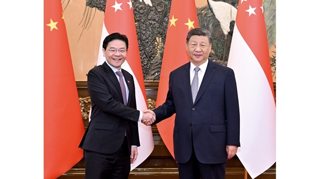 习近平会见新加坡总理黄循财