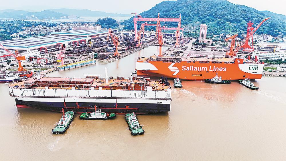 由福建船政旗下马尾造船建造的两艘LNG双燃料汽车滚装船同日下水