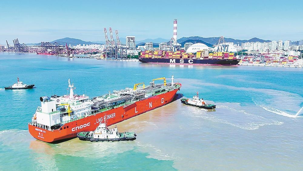 厦门港首次完成国际航行船舶保税液化天然气“船对船”加注