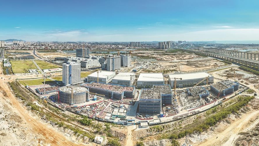 睿斯科肿瘤先进粒子治疗设备生产基地建设现场一片繁忙