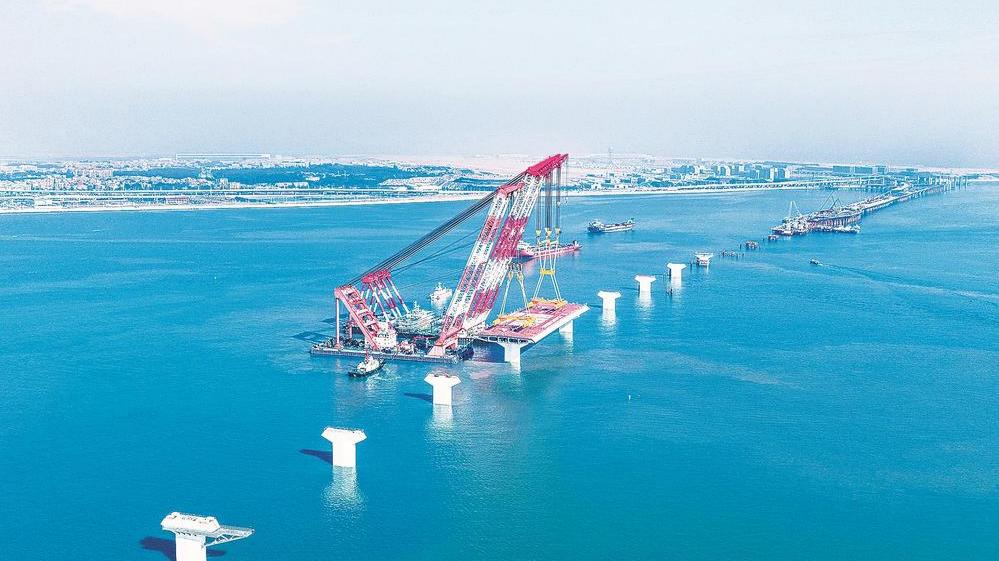厦金大桥海上首榀钢箱梁吊装成功