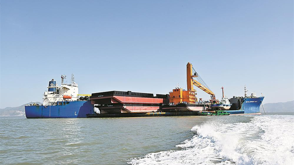 从宁德港离开的巴拿马籍大型半潜船“发展之路”轮行驶在海面上