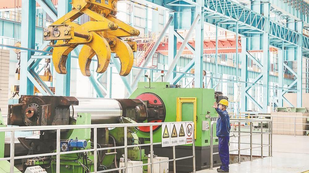 电炉员工在车间察看设备运转情况