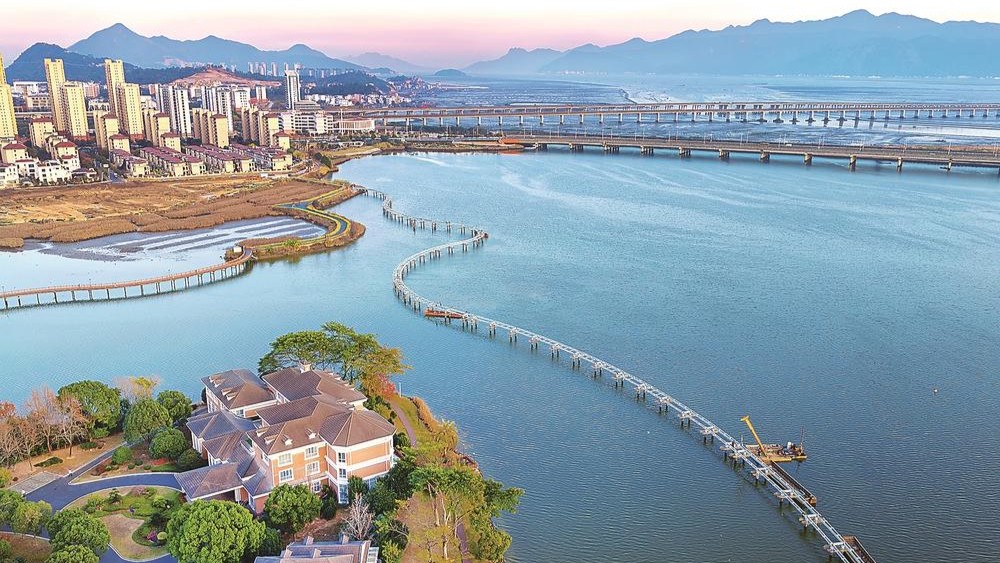 栈道蜿蜒伴碧水