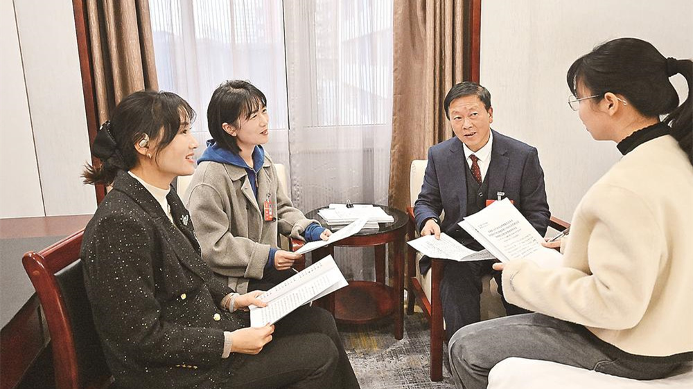 委员陆续抵达福州向大会报到