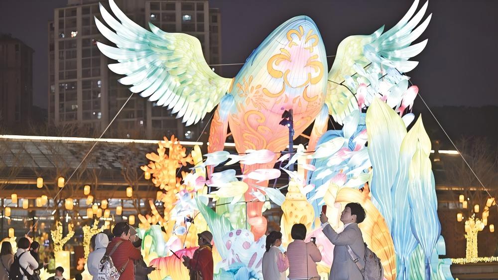 “两马同春闹元宵”亮灯