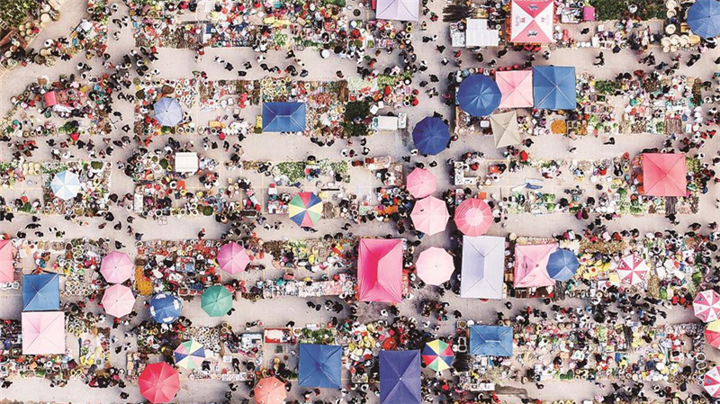 武平县三口塘集市各类商品琳琅满目