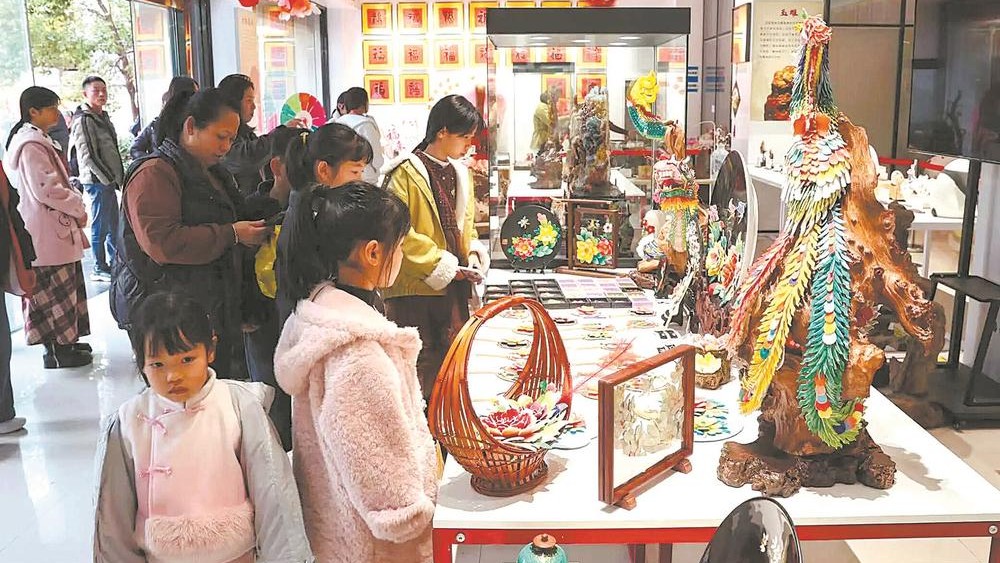 精美工艺品吸引游客驻足