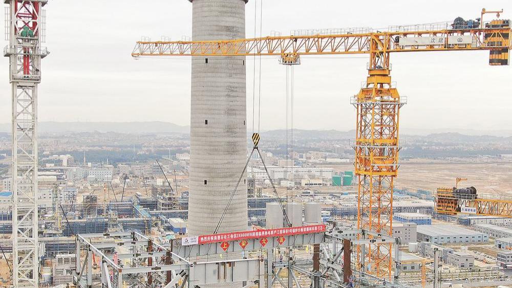 大板梁顺利完成吊装