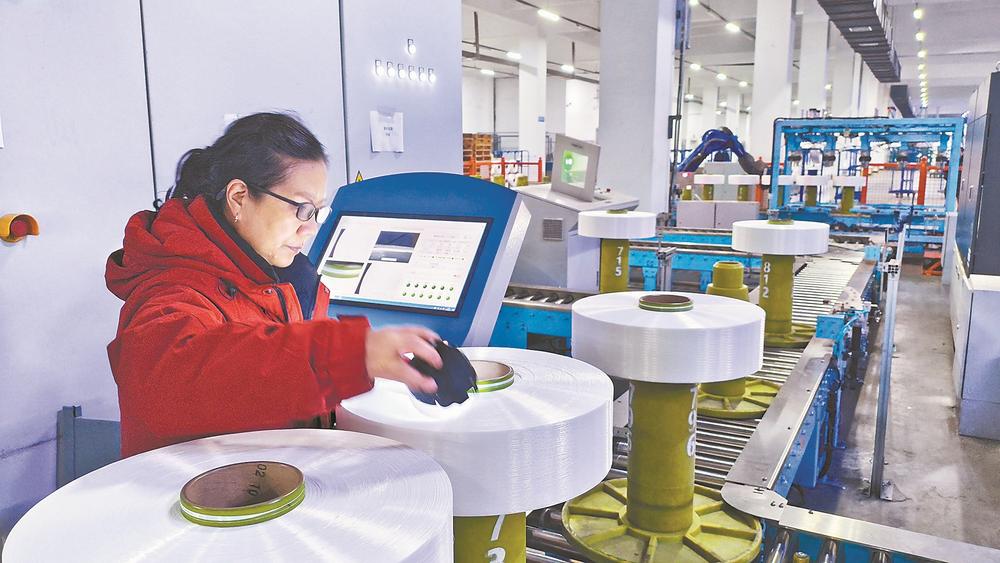 工人在检查高弹力母丝质量