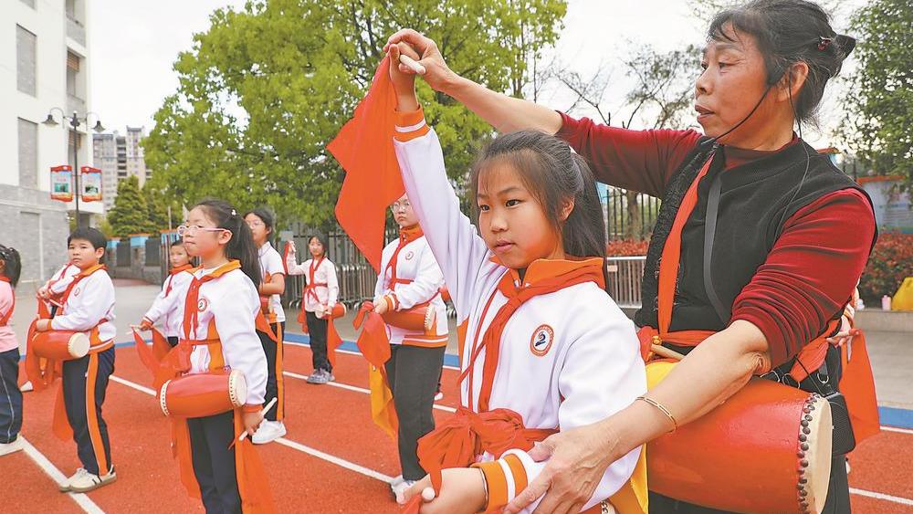 客家腰鼓进校园