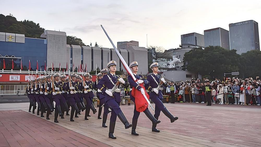 福州五一广场举行升国旗仪式