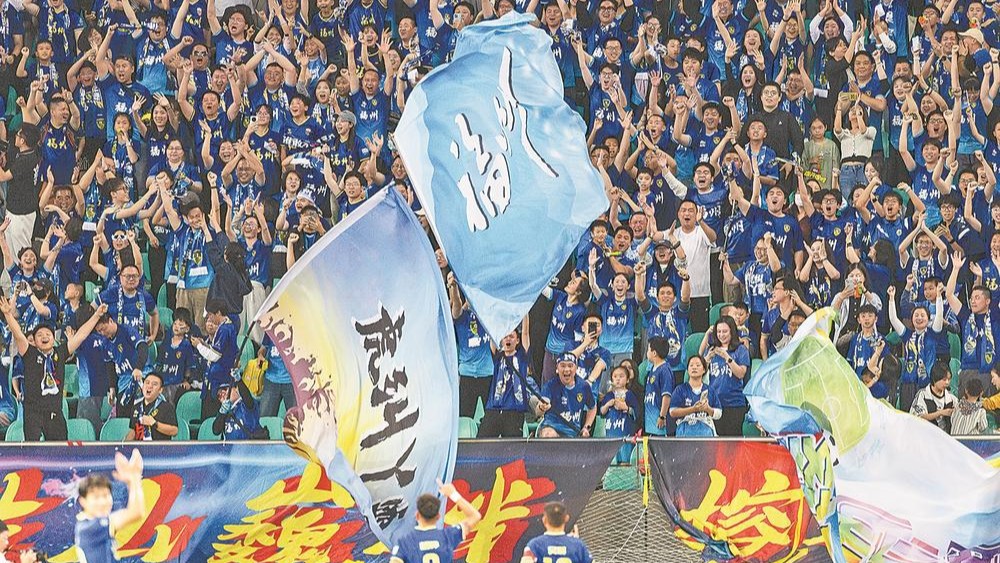 “闽超”第三轮比赛在福州海峡奥体中心体育场举行