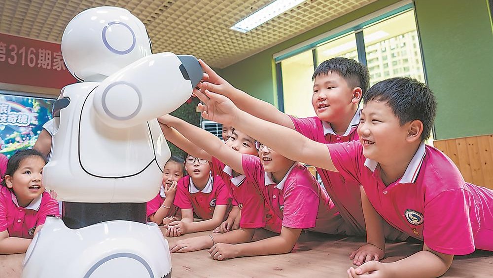 学生们沉浸式学习机器人操作、与机器人互动交流