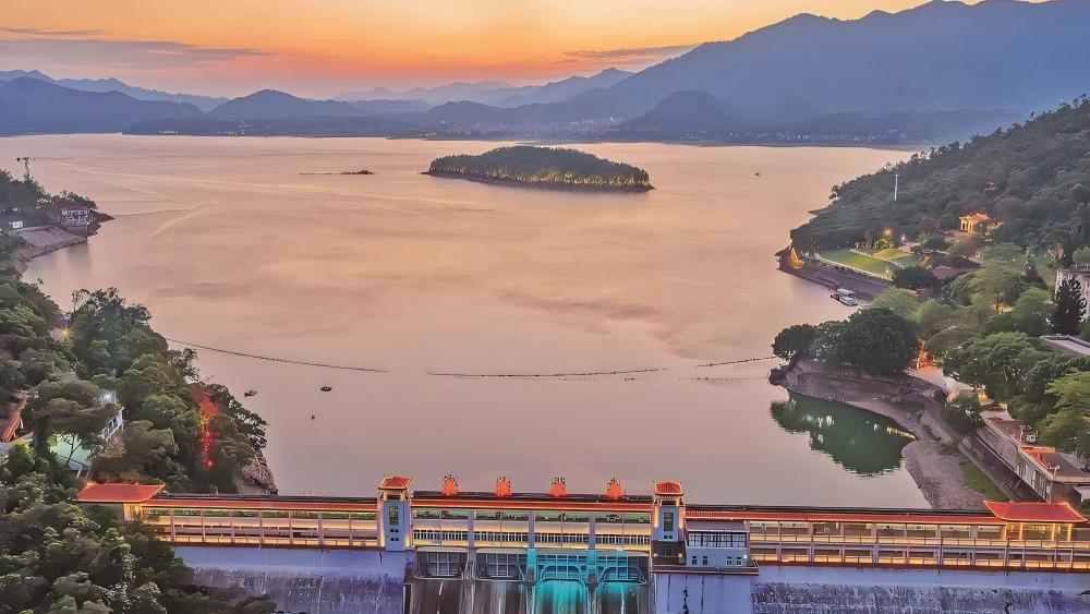 湖心静影映夕阳