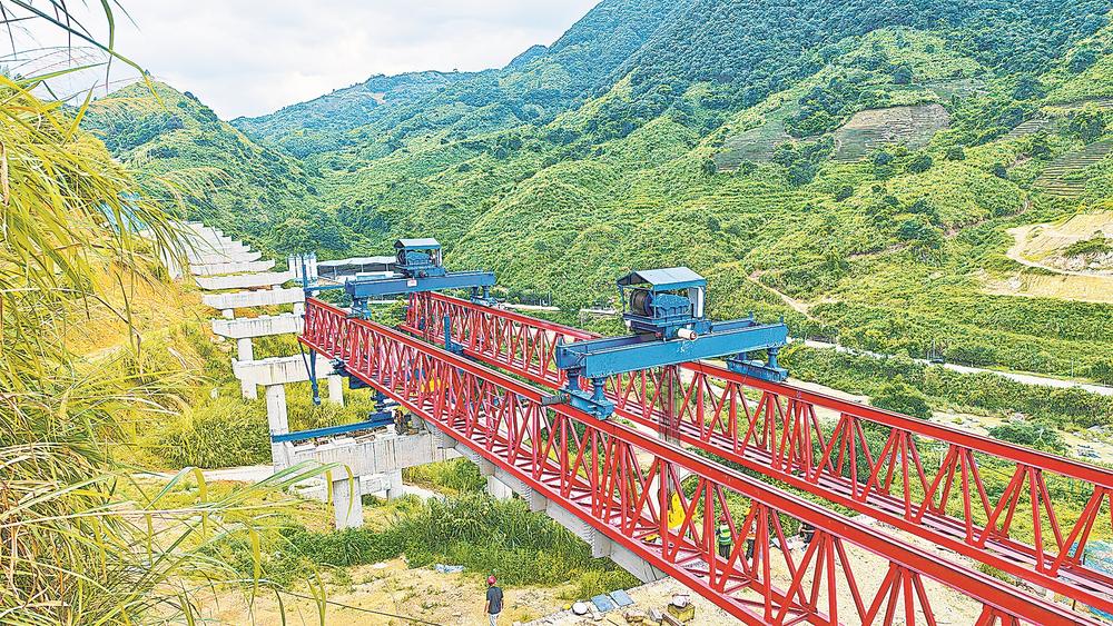 泉州白濑库区建设迁移复建公路A1合同段首件预制T梁精准落位