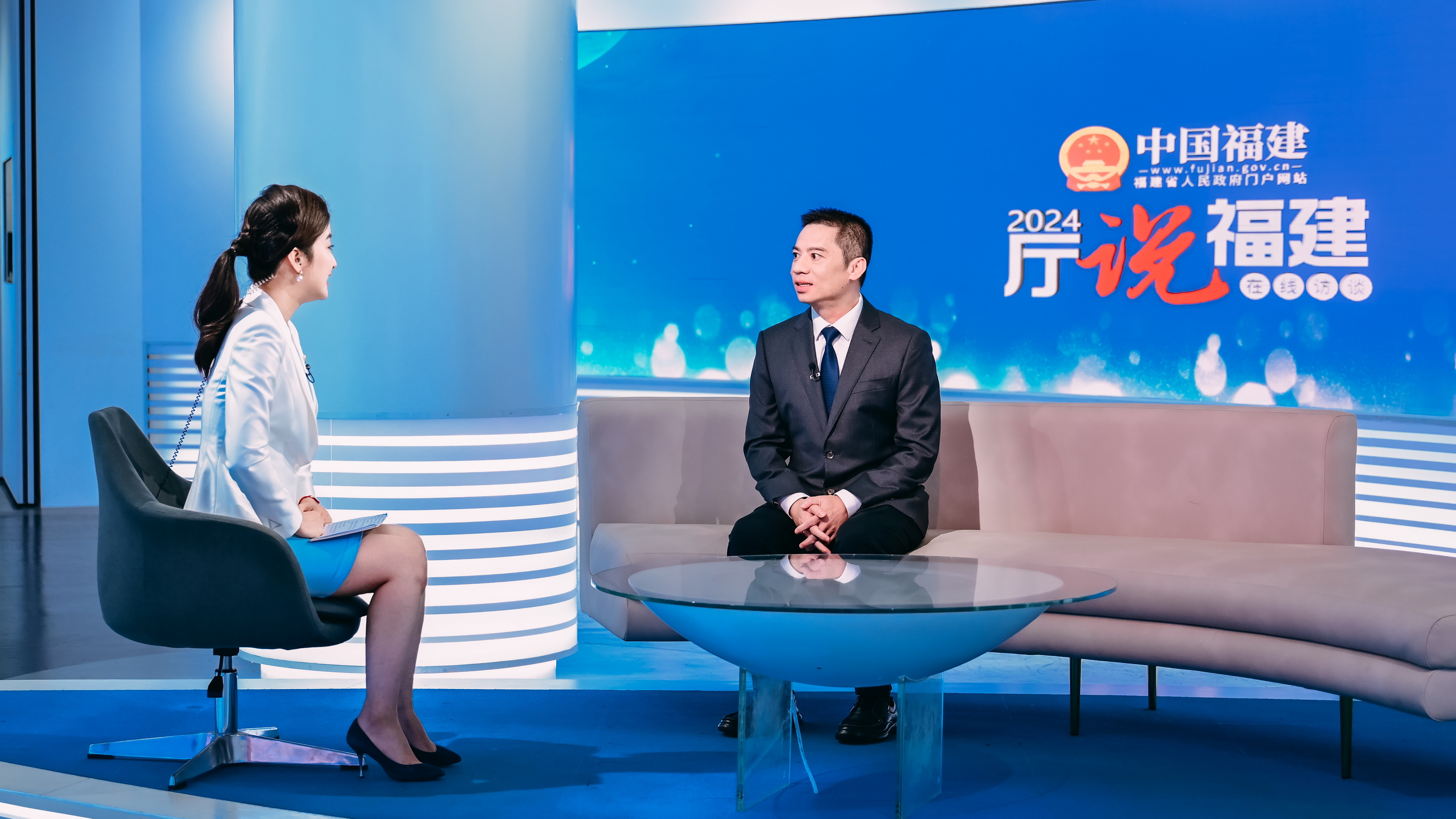 嘉宾接受访谈.jpg