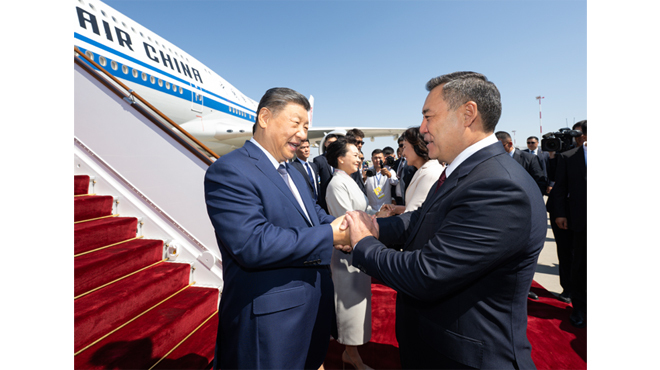 习近平抵达比什凯克出席2026年上海合作组织峰会并对吉尔吉斯斯坦进行国事访问