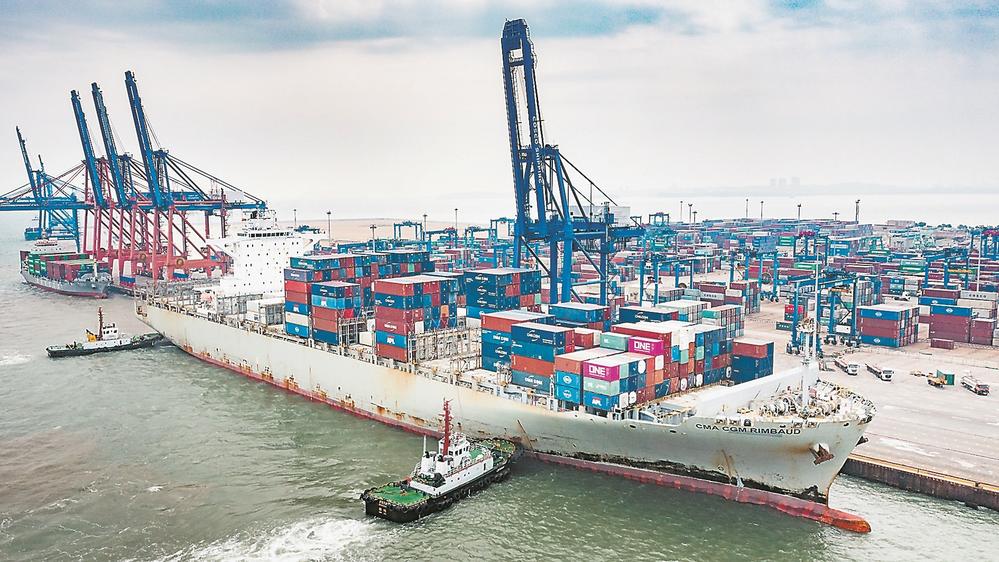 泉州港迎开港以来最大吨位集装箱船舶