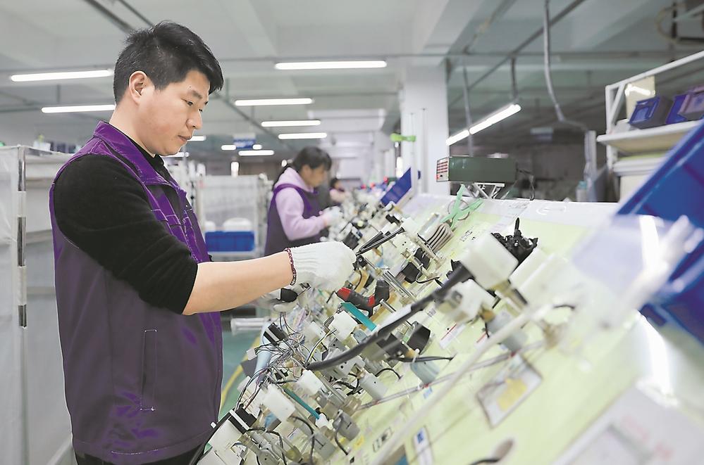 工人在生产车间流水线上忙碌